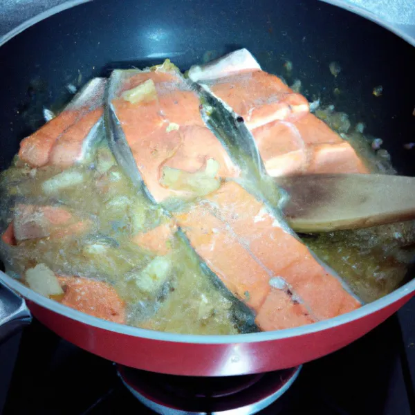 Memasak ikan: Goreng salmon atau jenis ikan lain sesuai selera Anda dengan sedikit minyak sayur hingga matang. Potong menjadi potongan-potongan kecil.