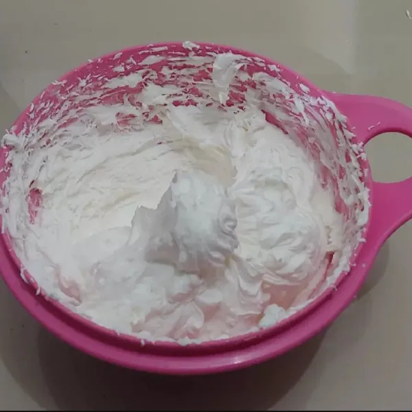 Whipped cream : campur whipped cream bubuk dengan air dingin lalu mixer sampai kaku kemudian simpan dalam kulkas.