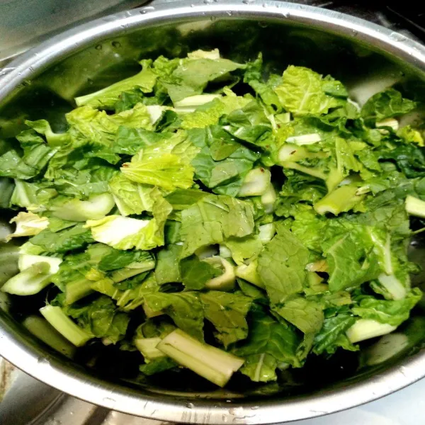 Potong-potong sayur caisim, lalu cuci hingga bersih.