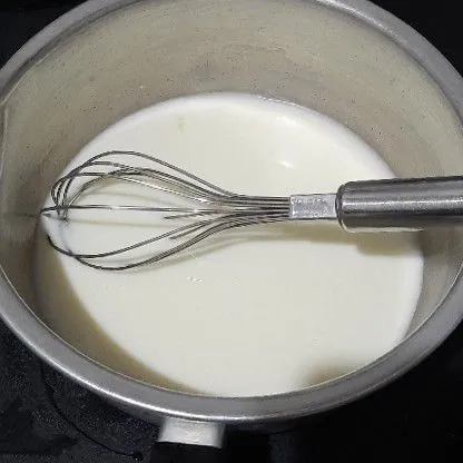 Tuang susu cair ke dalam panci.