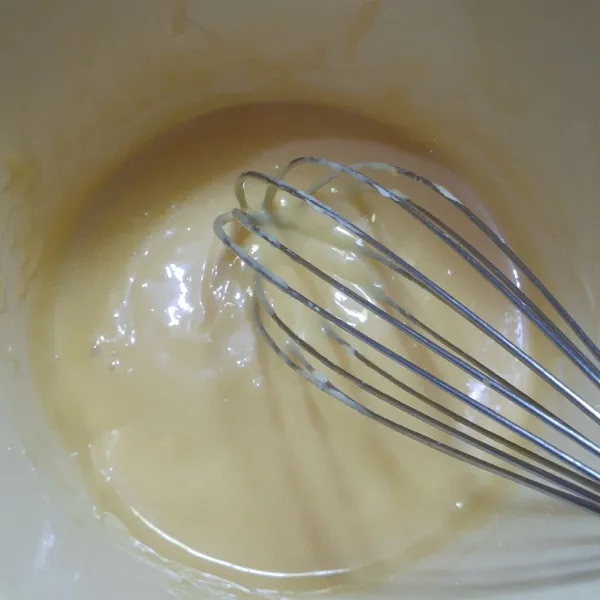 Cheesecake:
Noted: Jika tidak punya tepung custard gunakan maizena. Kecuali kismis, campur semua bahan cheesecake, aduk dengan balloon whisk hingga tercampur dengan baik. Tidak perlu pakai mixer.