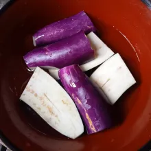 Potong-potong terong dan cuci bersih.