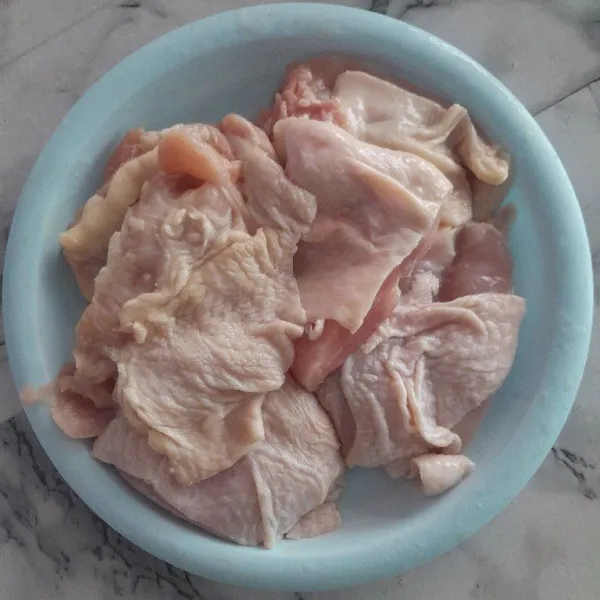 Siapkan fillet paha ayam, tiriskan.