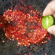 Beri perasan jeruk dan icip rasanya.