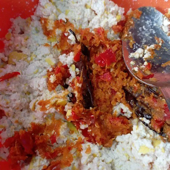 Campur bumbu denga tahu, aduk rata.