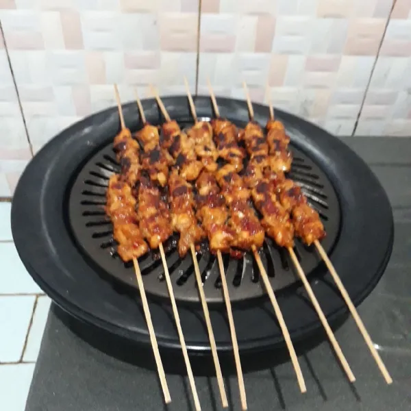 Panggang dengan api kecil dan olesi dengan sisa bumbu. Panggang hingga matang.