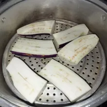Kemudian kukus terong sampai matang.