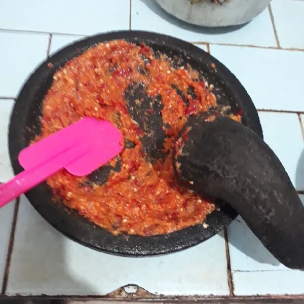Uleg bahan bumbu hingga halus.