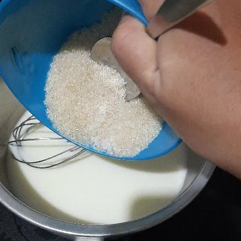 Tambahkan gula pasir dan garam.