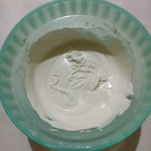 Membuat whipped cream :
Dalam wadah, campur krimer, gula halus dan air dingin. Aduk hingga merata.