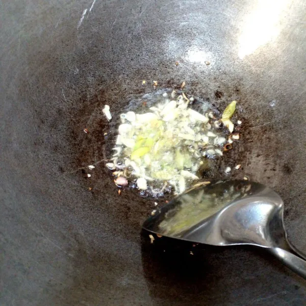 Panaskan minyak, lalu masukkan bawang merah dan bawang putih. Setelah bawang mulai menguning masukkan cabe rawit.