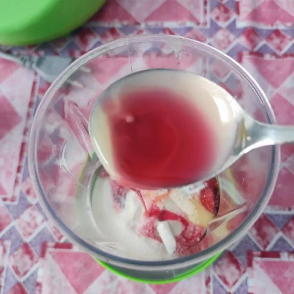 Masukkan krimer bubuk, SKM putih dan sirup red velvet ke dalam jar blender.