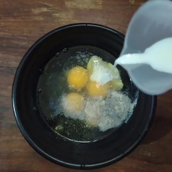 Kocok telur, susu, garam, lada dan kaldu bubuk.