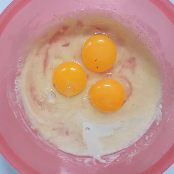Masukkan telur. Aduk sampai tercampur rata.