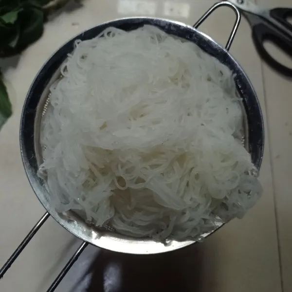 Rebus bihun sampai lunak, tiriskan.