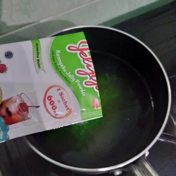 Siapkan air dalam panci. Masukkan gula pasir dan bubuk jelly.
