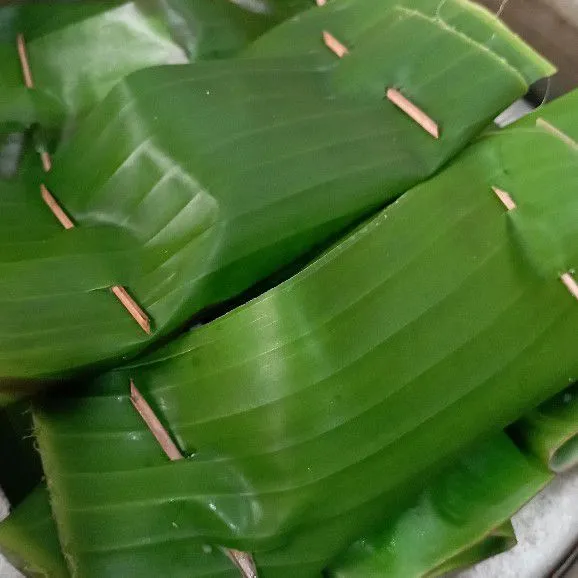 Bungkus tahu dengan daun pisang.