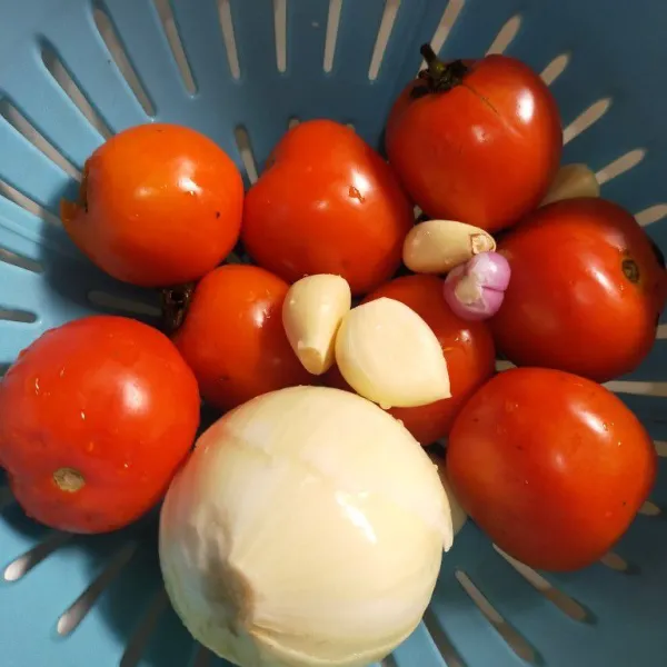 Siapkan semua bahan bahannya. Cuci bersih tomat, bawang putih dan bawang bombay. Kemudian blender tomat. Sisihkan. Iris tipis-tipis bawang bombay dan bawang putih.