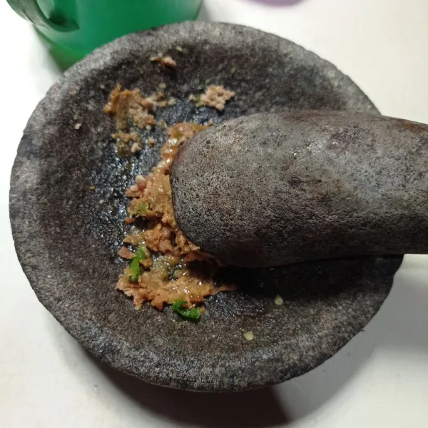 Masukan gula merah, ulek sampai halus.