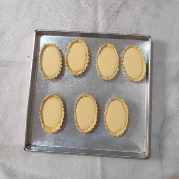 Tuang bahan isian ke dalam kulit pie, lalu panggang dengan oven suhu 160°C selama 35 menit atau sampai matang kecokelatan, sesuaikan dengan oven masing-masing.