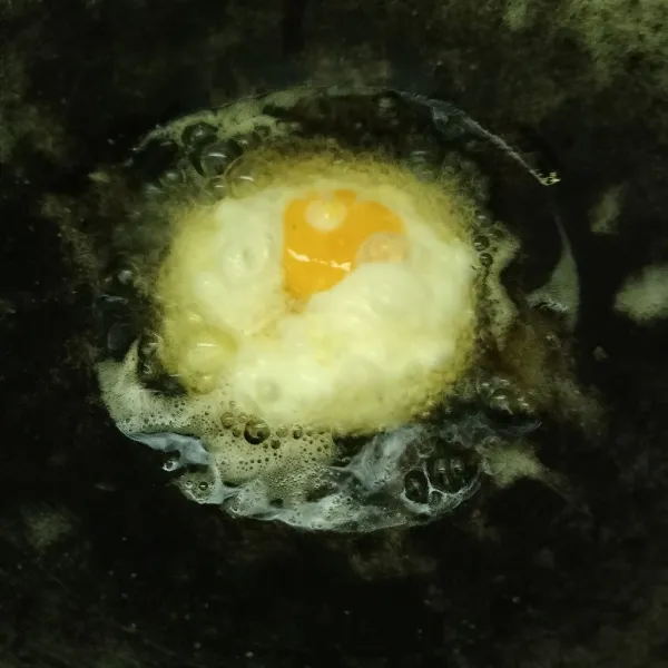Goreng telur menjadi ceplok satu persatu. Sisihkan.