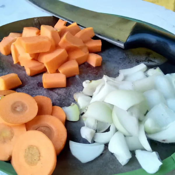 Persiapan sayuran: Potong sayuran seperti mentimun, wortel, dan bawang bombay menjadi potongan-potongan kecil.