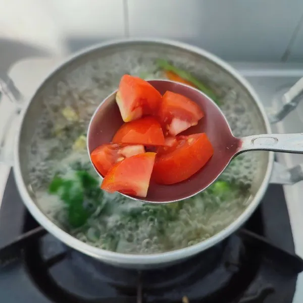 Tambahkan potongan tomat, masak sampai layu. Matikan kompor, sajikan.