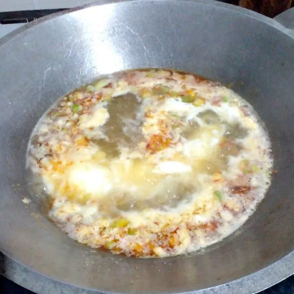 Masukkan telur ketika air mulai panas (berasap). Tambahkan garam dan penyedap secukupnya.
