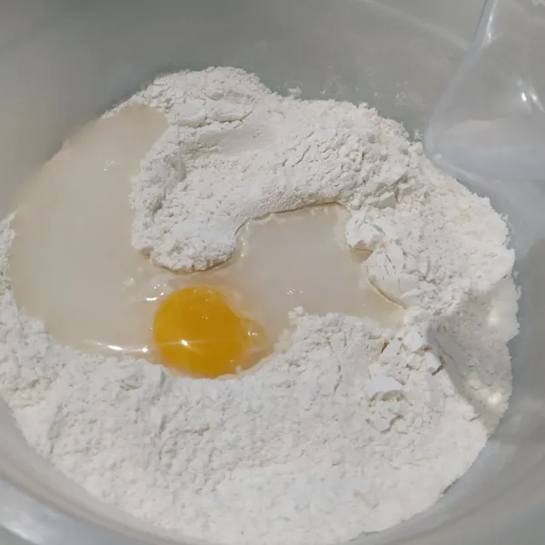 Tambahkan kuning telur dan air es, lau uleni hingga setengah kalis.