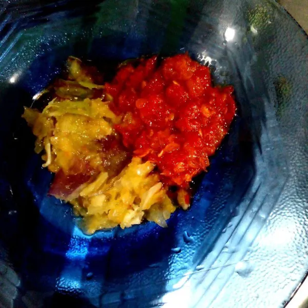 Haluskan cabe merah, cabe rawit, 1 buah bawang merah dan bawang putih.