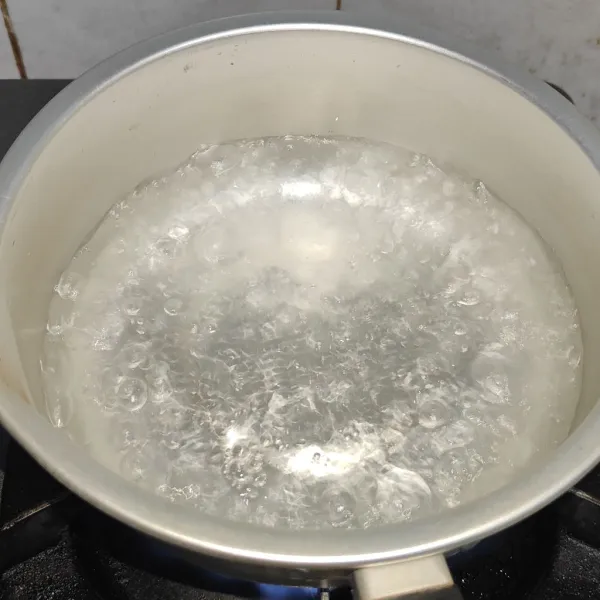 Tuang air ke dalam panci lalu rebus sampai mendidih