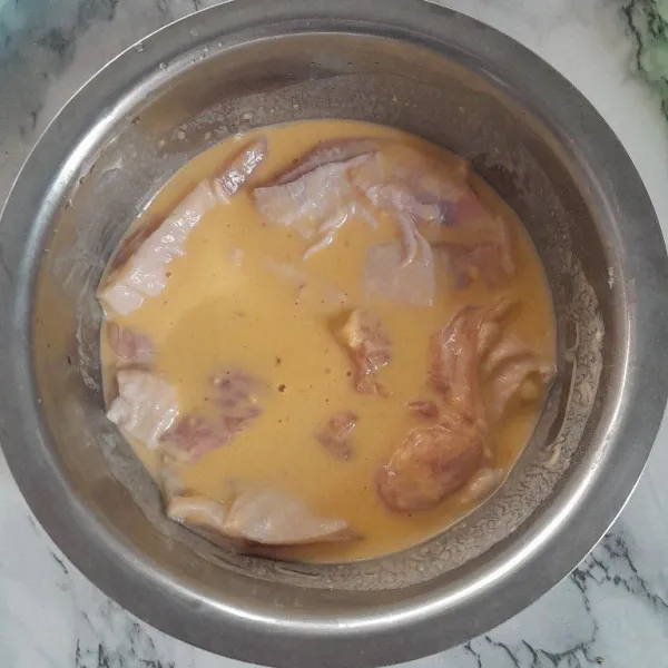 Marinasi ayam dengan adonan basah selama 15 menit.
