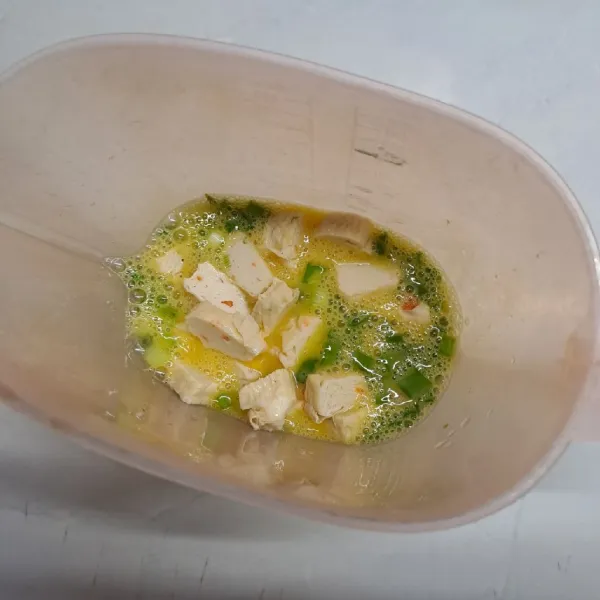 Tambahkan irisan fish roll, aduk rata adonan.