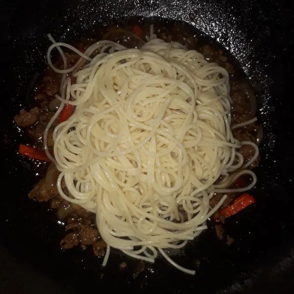 Masukkan spagetti, aduk rata dengan bahan lain.