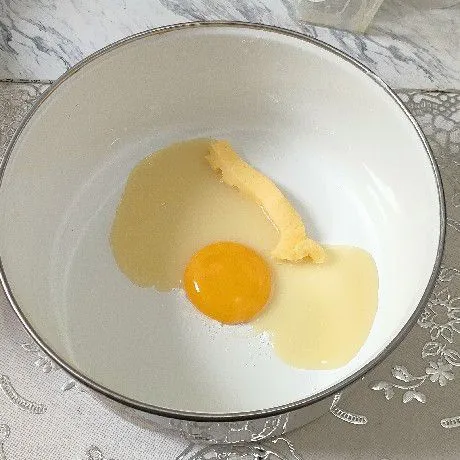 Masukkan kuning telur, margarin dan kuning telur.