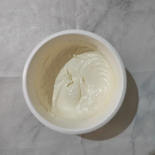 Mixer dengan kecepatan tinggi selama 5 menit sampai adonan putih berjejak.