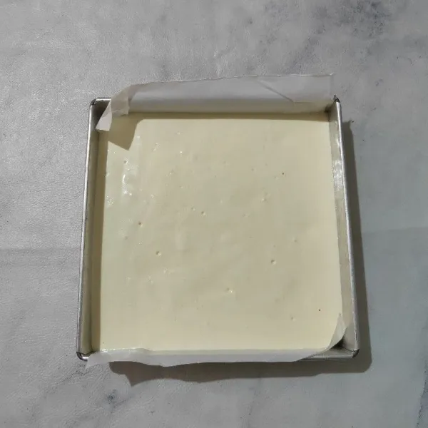 Tuang adonan ke dalam loyang yang sudah dioles tipis margarin dan diberi alas kertas roti. Panggang dengan oven pada suhu 200°C selama 15 menit.