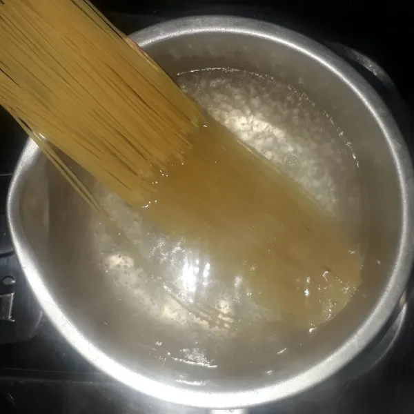 Rebus air sampai mendidih, masukkan spagetti, masak selama 5-8 menit sampai spagetti bertekstur aldente. Angkat lalu tiriskan.