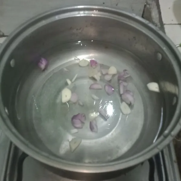 Lalu tambahkan irisan bawang merah dan bawang putih, rebus sampai harum.