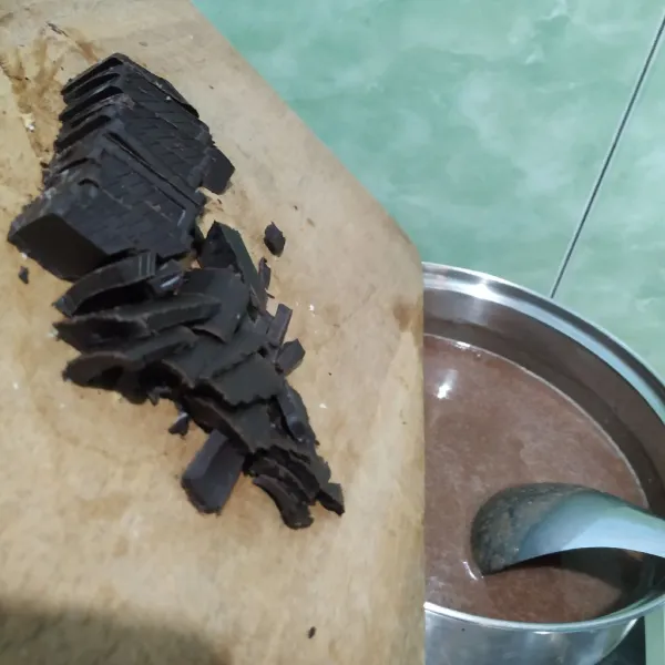 Potong dark cooking chocolate (DCC) menjadi ukuran kecil lalu masukkan ke dalam panci. Lalu aduk rata. Masak hingga FCC meleleh.