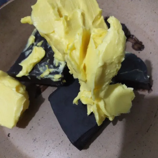 Lelehkan dark cooking cokelat atau cokelat batangan dan margarin.