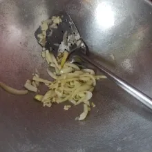 Tumis bawang putih dan bawang bombai sampai harum dan matang dengan api kecil.