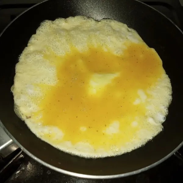 Kocok lepas telur bersama garam dan lada bubuk. Panaskan sedikit minyak. Tuang telur dan buat dadar.