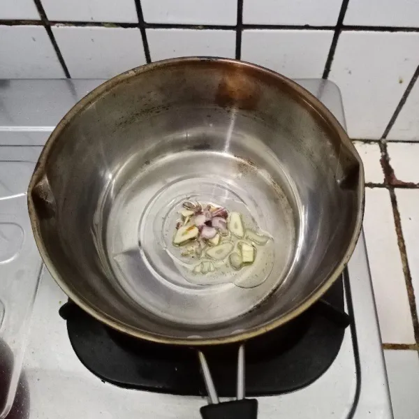 Tumis bawang merah & bawang putih hingga harum