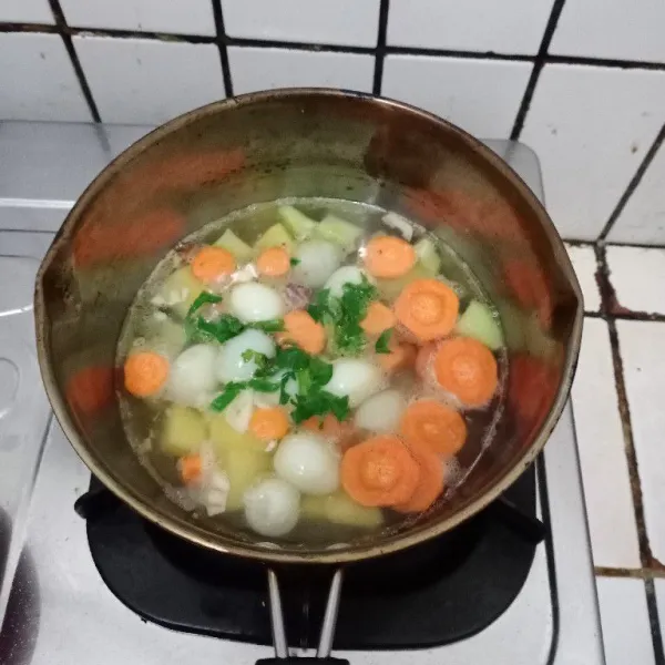 Tambahkan daun bawang & saledri. Aduk rata