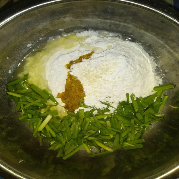 Dalam wadah, campur daun kucai, tepung terigu, tepung beras, putih telur, garam, kaldu bubuk dan bumbu halus.