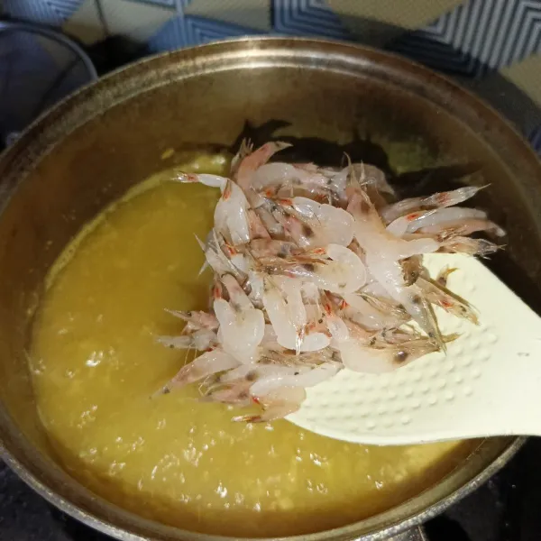 Setelah mendidih, masukkan udang rebon dan masak sebentar.