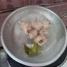 Rebus ayam dengan daun salam selama 5 menit, setelah itu tiriskan.