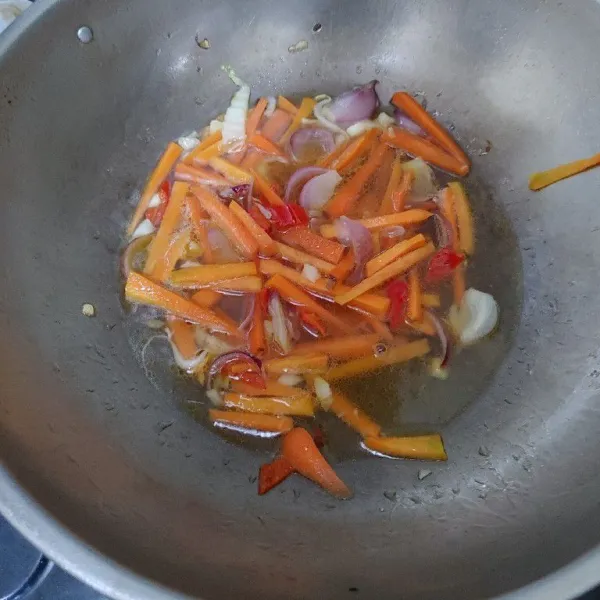 Masukan wortel terlebih dahulu, masak sampai wortel empuk. Saya tambahkan sedikit air agar cepat matang.