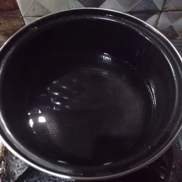 Tuang air kedalam panci, rebus sampai mendidih.